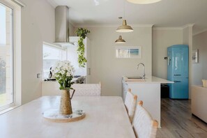 Geladeira, micro-ondas, fogão, cooktop