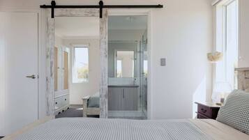 3 bedrooms, iron/ironing board, travel crib, WiFi