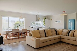 Una televisión, una chimenea