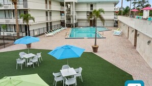 A hotel with a pool, outdoor seating, and palm trees. - Royal 1 Apt/Hotel with pool in Miami Beach (Miami Beach)