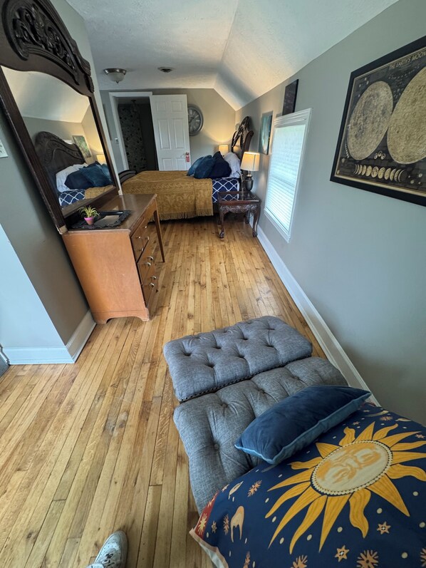 3 habitaciones, tabla de planchar con plancha, wifi y ropa de cama