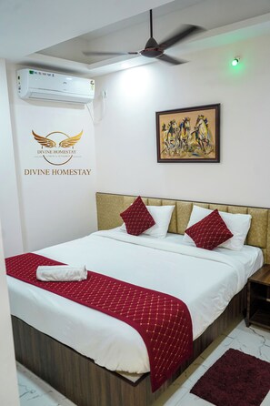 Premium bedding, memory foam beds, individually furnished, desk - Divine Homestay (Siliguri)