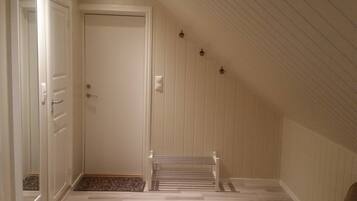 Studio, 1 Bedroom, Smoking, Patio | Hallway