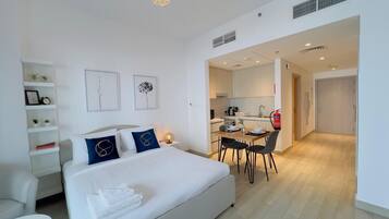 1 habitación, tabla de planchar con plancha y cuna de viaje