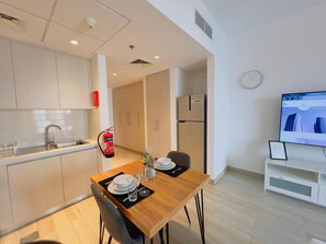 Fridge, microwave, oven, stovetop - Cosy Studio in Water’s Edge, Yas Island (Abu Dhabi)