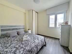 3 habitaciones, tabla de planchar con plancha y ropa de cama 