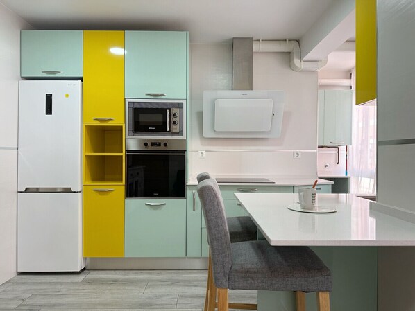 Réfrigérateur, micro-ondes, four, lave-vaisselle