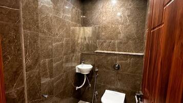 Deluxe Double Room | Bathroom | Shower