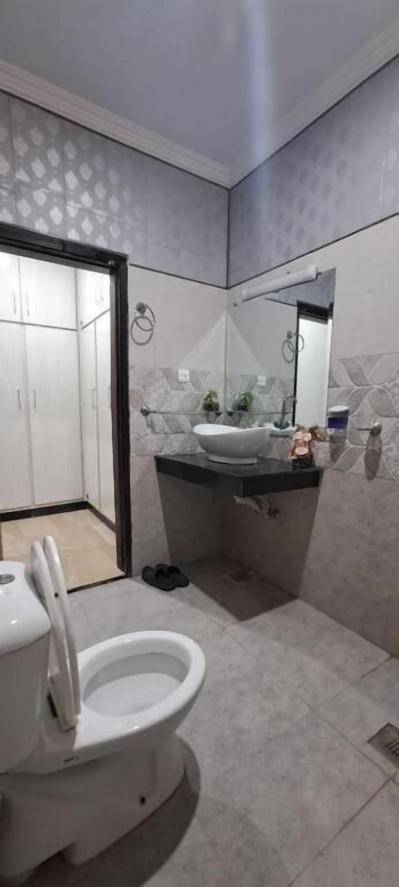 Habitación doble Deluxe | Baño | Regadera, pantuflas, toallas, jabón 
