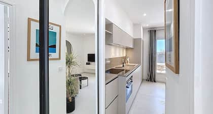 Near beach and port, renovated T2 sea view apartment with large terrace and private parking space