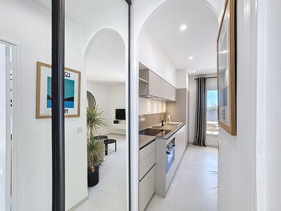 Near beach and port, renovated T2 sea view apartment with large terrace and private parking space