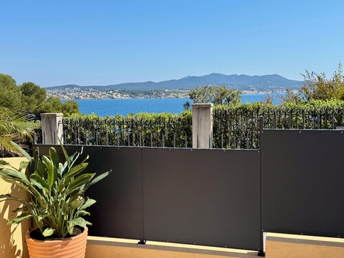 Proche plage et port, T2 vue mer, rénové, avec vaste terrasse et parking privé