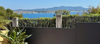 Near beach and port, renovated T2 sea view apartment with large terrace and private parking space