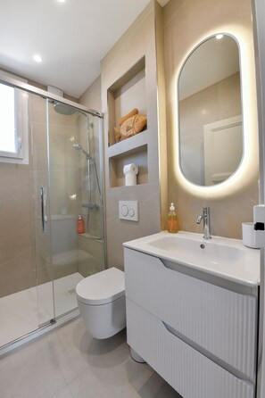 Hair dryer, towels, soap, shampoo - Near beach and port, renovated T2 sea view apartment with large terrace and private parking space (Sanary-sur-Mer)