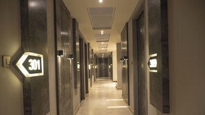 Un pasillo con señales iluminadas que indican las habitaciones 301 y 302.