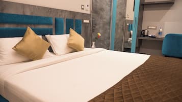 Standard Double Room | Desk, laptop workspace, soundproofing, iron/ironing board
