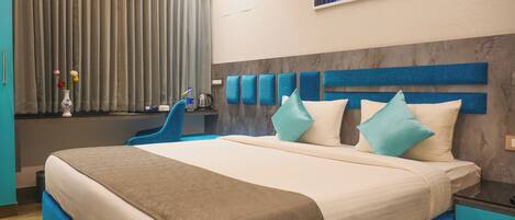 Standard Double Room | Desk, laptop workspace, soundproofing, iron/ironing board