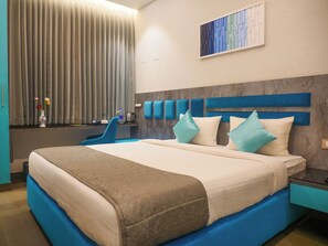 مكتب ومساحة عمل للكمبيوتر المحمول وتجهيزات عازلة للصوت ومكواة/لوح كي