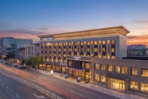 A modern hotel with a flat facade, multiple windows, and a prominent entrance. - Lavande Hotel (Tianjin Binhai Yujiabao Financial Center) (Tianjin)