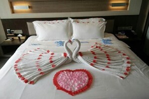 A hotel room with a bed, pillows, a nightstand, and a wall-mounted light fixture. - Lavande Hotel (Tianjin Binhai Yujiabao Financial Center) (Tianjin)
