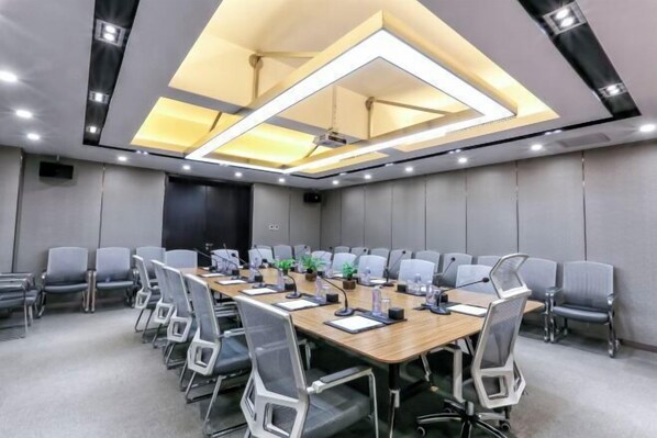 A conference room with a long table, chairs, and a ceiling light fixture. - Lavande Hotel (Tianjin Binhai Yujiabao Financial Center) (Tianjin)
