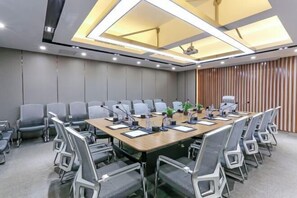 A conference room with a long table, chairs, and a projector. - Lavande Hotel (Tianjin Binhai Yujiabao Financial Center) (Tianjin)