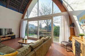 Smart TV - Coastal Villa with Jacuzzi (Groote Keeten)