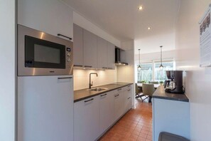 Geladeira, micro-ondas, cooktop, lava-louças