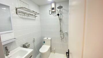 Een haardroger, handdoeken, zeep, shampoo