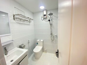 Hair dryer, towels, soap, shampoo - Ever Blue Guest House (Mathiveri)