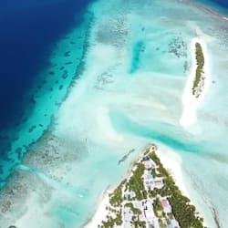 Una spiaggia nelle vicinanze, sabbia bianca, cabine da spiaggia gratuite