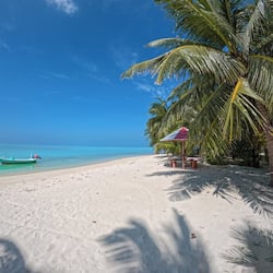 Una spiaggia nelle vicinanze, sabbia bianca, cabine da spiaggia gratuite
