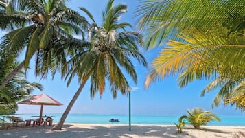 Vlak bij het strand, wit zand, gratis strandcabana's, strandlakens