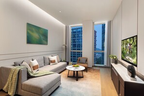 Rom – executive, 2 soverom | Oppholdsområde | En 50-tommers LED-TV med kabel-kanaler