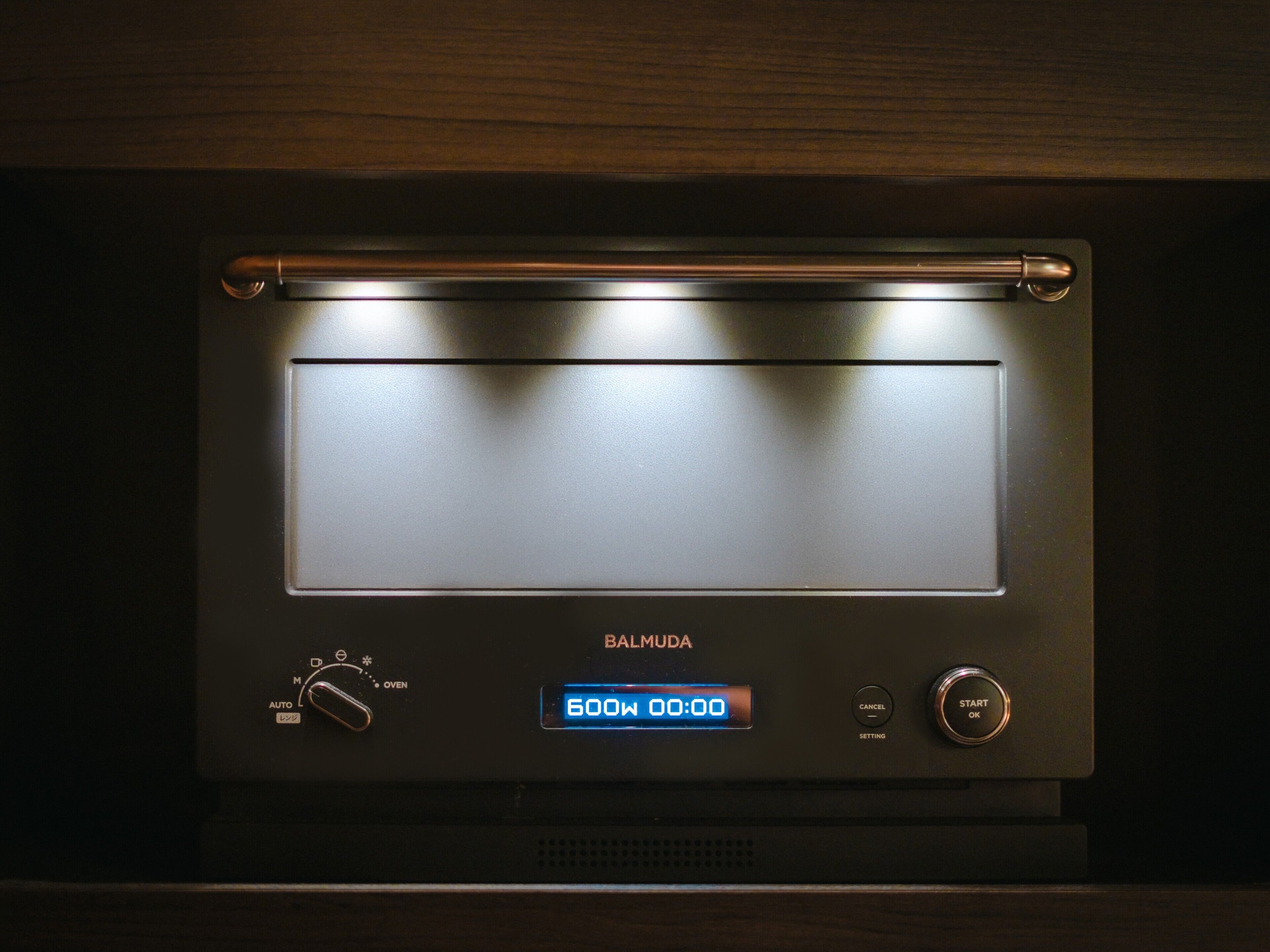 A kitchen with a digital oven display reading 600W and a timer set to 00:00.