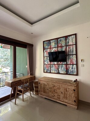Deluxe Double with Balcony | Living area | TV - Mandala Homestay  (Ubud)