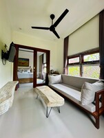 Habitación Deluxe doble | Zona de estar | Una televisión