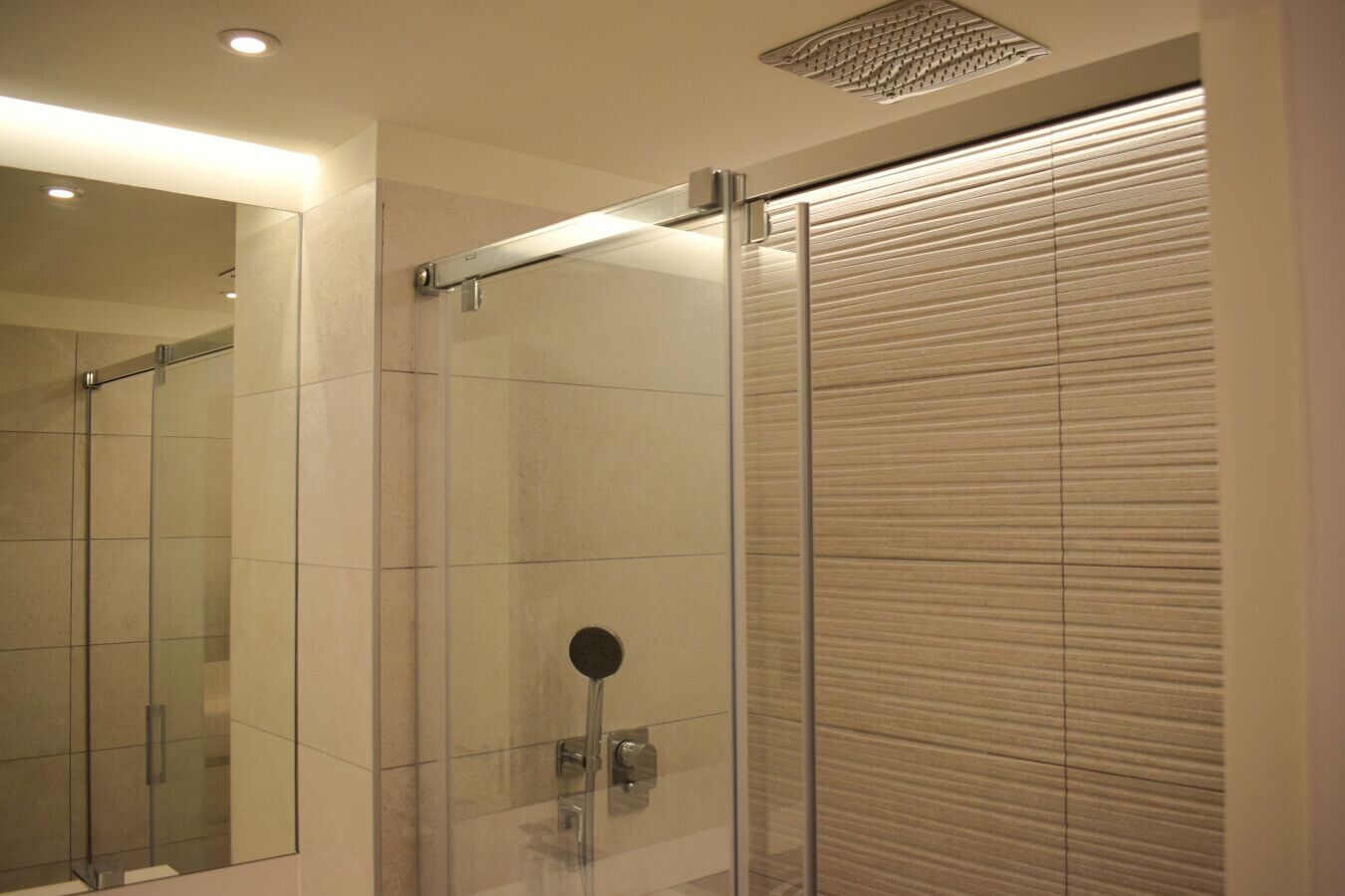 Een haardroger, handdoeken