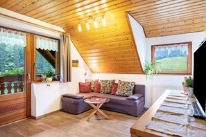 Fernseher, Tischtennisplatte, Stereoanlage