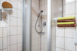 Dusche, Haartrockner, Handtücher