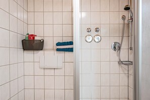 Dusch, hårtork och handdukar