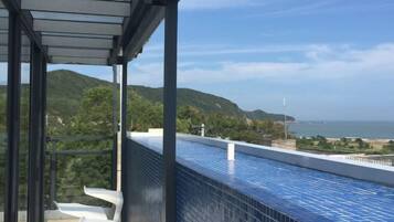 Hồ bơi ngoài trời