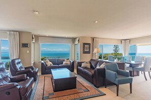 Een smart-tv, boeken en een stereo