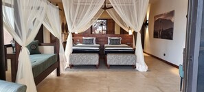 Escritorio, wifi gratis y ropa de cama 