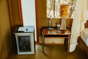 Meja kerja, Wi-Fi gratis, dan seprai linen