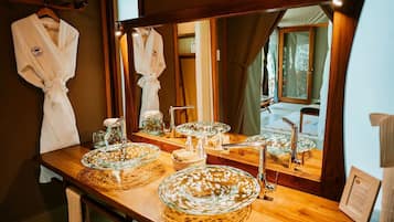 Douche, articles de toilette gratuits, sèche-cheveux, peignoirs