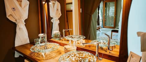 Shower, perlengkapan mandi gratis, pengering rambut, dan jubah mandi