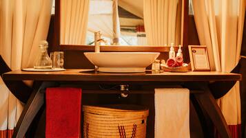 Douche, serviettes fournies, savon, shampoing