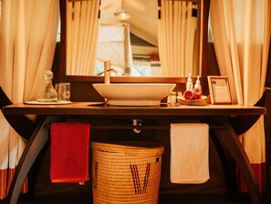 Douche, serviettes fournies, savon, shampoing