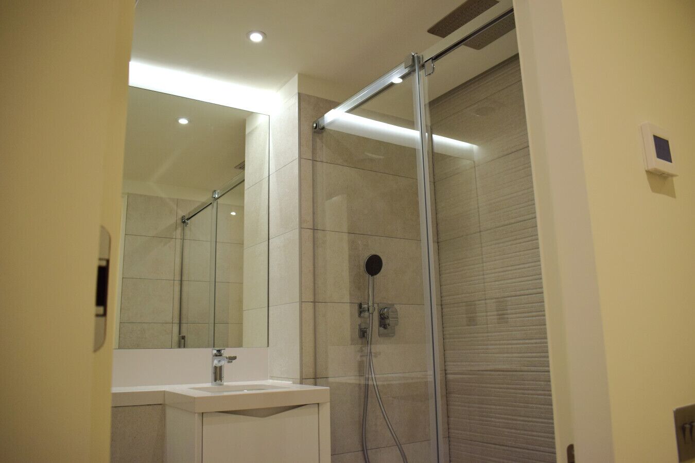 Een haardroger, handdoeken